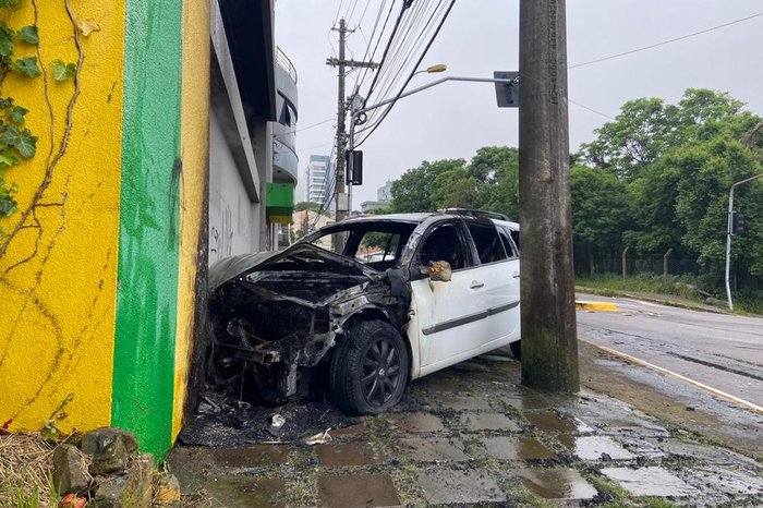 VÍDEO: Carro pega fogo no centro de Caxias do Sul