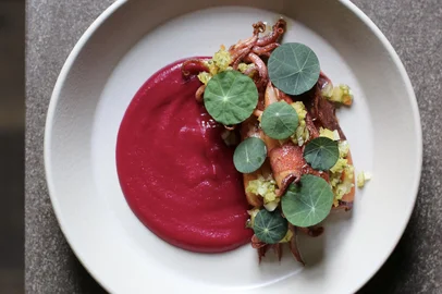 Marcelo Schambeck / Divulgação Capincho, restaurante comandado pelo chef Marcelo Schambeck, pela jornalista Flávia Mu e pelo bartender Fred Müller, em Porto Alegre, acaba de entrar pela primeira vez na lista dos 50 Best Discovery de 2026.<!-- NICAID(16328172) -->