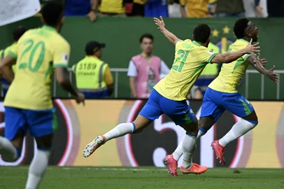 Brazil's forward #07 Vinicius Jr (R) celebrates after scoring during the 2026 FIFA World Cup South American qualifiers football match between Brazil and Colombia, at the Mane Garrincha stadium in Brasilia, on March 20, 2025. (Photo by EVARISTO SA / AFP)Editoria: SPOLocal: BrasíliaIndexador: EVARISTO SASecao: soccerFonte: AFPFotógrafo: STF<!-- NICAID(16000295) -->