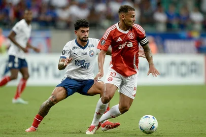 COPA LIBERTADORES 2025, BAHIA X INTERNACIONALBA - COPA LIBERTADORES 2025, BAHIA X INTERNACIONAL - ESPORTES - BA - SALVADOR - 03/04/2025 - COPA LIBERTADORES 2025, BAHIA X INTERNACIONAL - Cauly jogador do Bahia disputa lance com Alan Patrick jogador do Internacional durante partida no estádio Fonte Nova pelo campeonato Copa Libertadores 2025. 03/04/2025 - Foto: JHONY PINHO/AGIF - AGÊNCIA DE FOTOGRAFIA/AGIF - AGÊNCIA DE FOTOGRAFIA/ESTADÃO CONTEÚDOEditoria: ESPORTESLocal: SALVADORIndexador: JHONY PINHOFotógrafo: AGIF - AGÊNCIA DE FOTOGRAFIA<!-- NICAID(16009973) -->