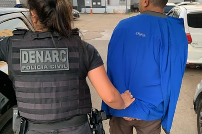 Ronaldo Bernardi / Agencia RBS Um esquema que envolve telentrega de drogas e comércio ilegal de armas de fogo por um grupo criminoso é alvo de uma ofensiva da Polícia Civil na manhã desta terça-feira (17). A Operação Papagaio é realizada em quatro municípios, com ordens de prisão e buscas em Porto Alegre e Alvorada. São cumpridos 29 mandados de prisão, além de 36 ordens de busca e apreensão em residências de investigados. A operação realiza também, com apoio da Polícia Penal, buscas em celas de apenados em Charqueadas, Canoas e na Capital.<!-- NICAID(16246703) -->