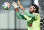 Cria da fábrica de goleiros do Inter, Alisson chega à terceira Copa como titular e iguala recorde de Taffarel