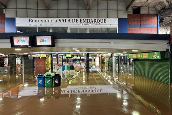 Com o nível do Guaíba passando de 4 metros, a Rodoviária de Porto Alegre amanheceu alagada.<!-- NICAID(15752500) -->