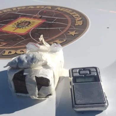 A Polícia Rodoviária Estadual prendeu três pessoas e apreendeu dois adolescentes por sequestro e extorsão de um motorista de aplicativo (app) de Caxias do Sul. As cinco pessoas foram detidas no começo da tarde de sexta-feira (30), no quilômetro 222 da RS-453 (Rota do Sol), em São Francisco de Paula. Eles estavam em um veículo Celta roubado da vítima. Na foto, droga localizada com os cinco<!-- NICAID(16049857) -->