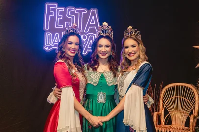 Já que a semana será marcada pela comemoração dos 133 anos de Caxias do Sul e a história da cidade está atrelada a do vinho, nós convidamos as soberanas da Festa da Uva para indicar os seus rótulos preferidos. A rainha Pricila Zanol elegeu um cabernet sauvignon. A princesa Bruna Mallmann recomenda um corte de moscato e merlot. Bianca Ott optou por um merlot.<!-- NICAID(15458326) -->