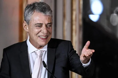 Brazilian singer and songwriter Chico Buarque delivers a speech after receiving the Camoes Award during the Camoes literature Award ceremony at Queluz Palace in Queluz, outskirts of Lisbon on April 24, 2023. (Photo by PATRICIA DE MELO MOREIRA / AFP)Editoria: ACELocal: QueluzIndexador: PATRICIA DE MELO MOREIRASecao: literatureFonte: AFPFotógrafo: STR<!-- NICAID(15412145) -->