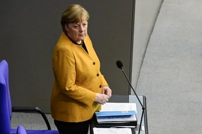 A chanceler alemã, Angela Merkel, comparece ao período de perguntas no Bundestag (câmara baixa do parlamento) em Berlim em 24 de março de 2021. - Merkel havia admitido antes que um plano para uma paralisação estrita do vírus da Páscoa foi um "erro" depois de concordar com os líderes regionais para reverter a medida. "Esse erro é só meu", disse Merkel a repórteres em Berlim, acrescentando que ela tinha "a responsabilidade final" pela decisão, que gerou críticas ferozes. (Foto de Tobias SCHWARZ / AFP)<!-- NICAID(14741900) -->