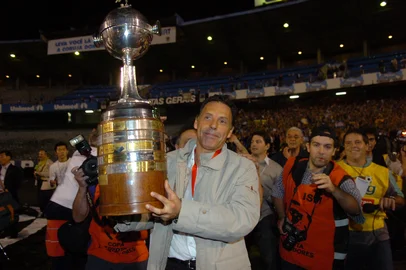 *** R.Duarte - Boca comemora ***Grêmio e Boca Juniors fazem, no estádio Olímpico, a final da Libertadores 2007. O time gaúcho precisava vencer por 4 gols de diferença para ser campeão, mas acabou perdendo por 2 a 0.Na foto, jogadores do Boca comemoram o título.<!-- NICAID(1953484) -->