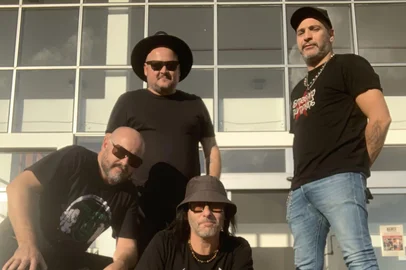 A banda Blackbirds volta a se apresentar em São Marcos com sua formação original. O show ocorre nesta sexta-feira (6), às 21h, no Vier Pub, e reúne os integrantes Jus Nino, Julio Sasquatt, Diogo Farina e Cassiano Farina, responsáveis pelos quatro discos lançados pelo grupo desde sua criação, em 1997.<!-- NICAID(16053174) -->