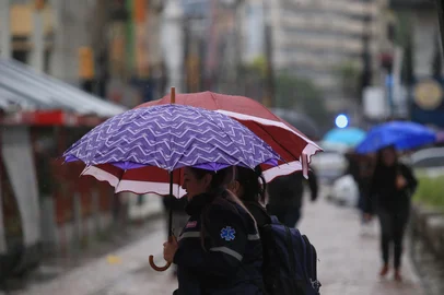 Ronaldo Bernardi / Agencia RBS PORTO ALEGRE, RS, BRASIL - 29/10/2025 - Chuva e intensa muda fotografia da Capital do Rs.<!-- NICAID(16156236) -->