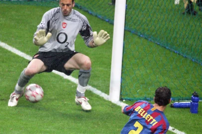 FBL-EUR-C1-FINAL-BARCELONA-ARSENALBarcelona's Brazilian defender Juliano Belletti (foreground) scores during the UEFA Champion's League final football match Barcelona vs. Arsenal, 17 May 2006 at the Stade de France in Saint-Denis, northern Paris.  AFP PHOTO GABRIEL BOUYS (Photo by GABRIEL BOUYS / AFP)Editoria: SPOLocal: Saint-DenisIndexador: GABRIEL BOUYSSecao: soccerFonte: AFP<!-- NICAID(16025784) -->
