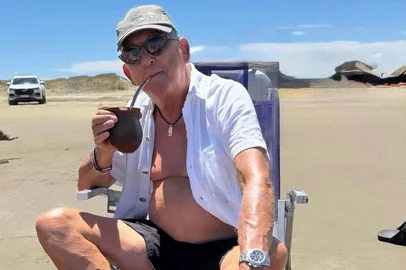 Desirée Soares Galvão Bueno / @desireesoares / Instagram / Reprodução E tem como a gauchada não admirar esse grande jornalista_ Galvão Bueno, na sua visita anual à Praia do Cassino, tomando chimarrão e curtindo a extensa orla marítima<!-- NICAID(16223007) -->