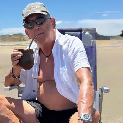 E tem como a gauchada não admirar esse grande jornalista_ Galvão Bueno, na sua visita anual à Praia do Cassino, tomando chimarrão e curtindo a extensa orla marítima<!-- NICAID(16223007) -->