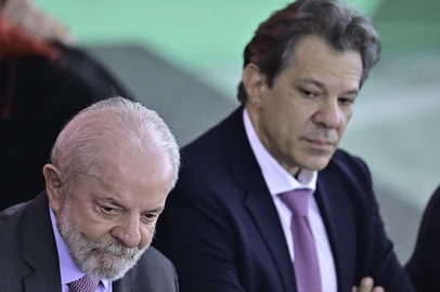 LULA LANÇA PROGRAMA REFORMA CASA BRASILDF - LULA/LANÇA PROGRAMA REFORMA CASA BRASIL - POLÍTICA - Foto, Presidente Lula e Ministro Fernando Haddad. Nesta segunda (20) o Presidente Luiz Inácio Lula da Silva, participa da Cerimônia no Palácio do Planto do lançamento do Programa Reforma Casa Brasil. 20/10/2025 - Foto: TON MOLINA/FOTOARENA/FOTOARENA/ESTADÃO CONTEÚDOEditoria: POLÍTICALocal: BRASÍLIAIndexador: TON MOLINAFonte: 2828274Fotógrafo: FOTOARENA<!-- NICAID(16150226) -->
