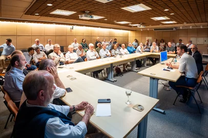 RIO DE JANEIRO, RJ – 8.12.2025 – O governador Eduardo Leite palestrou no Instituto de Estudos de Política Econômica/Casa das Garças, no Rio de Janeiro, sobre o processo de transformação vivenciado pelo Rio Grande do Sul nos últimos anos. Durante o evento, destacou as reformas implementadas que devolveram capacidade de investimento ao Estado, fortaleceram serviços essenciais e geraram avanços expressivos em áreas como segurança, educação e infraestrutura. Também defendeu a superação dos antagonismos políticos como caminho para a retomada da confiança e da esperança no país, apontando a necessidade de um projeto nacional que una a sociedade em torno de agendas estruturantes.<!-- NICAID(16185907) -->