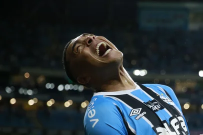 Jeff Botega / Agencia RBS PORTO ALEGRE, RS, BRASIL, 25-11-2025: Grêmio vs Palmeiras, pelo Campeonato Brasileiro Série A 2025, na Arena. Na foto, os jogadores do Grêmio, Carlos Vinícius, Marlon. Foto: Jeff Botega/Agência RBS<!-- NICAID(16174524) -->