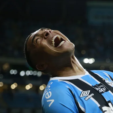 PORTO ALEGRE, RS, BRASIL, 25-11-2025: Grêmio vs Palmeiras, pelo Campeonato Brasileiro Série A 2025, na Arena. Na foto, os jogadores do Grêmio, Carlos Vinícius, Marlon. Foto: Jeff Botega/Agência RBS<!-- NICAID(16174524) -->