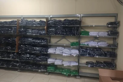 Contar com o trabalho voluntário de professores e funcionários foi a solução encontrada pela direção do Colégio Estadual Antônio de Castro Alves, no centro de Alvorada, na Região Metropolitana. A mobilização ajudou a agilizar o processo e garantir a entrega de 5 mil uniformes.<!-- NICAID(16047384) -->