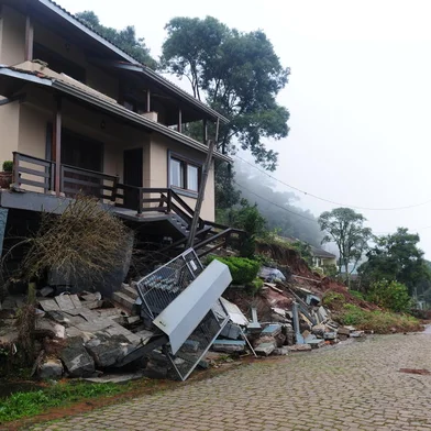 CAXIAS DO SUL, RS, BRASIL, 17/06/2024. Após chuva forte, equipes da prefeitura de Caxias do Sul avaliam encostas em Galópolis. De acordo com a administração municipal, os alertas e orientações para evacuação devem se tornar comuns no caso de temporais. Na foto, rua José Casa está interditada. (Porthus Junior/Agência RBS)<!-- NICAID(15791131) -->