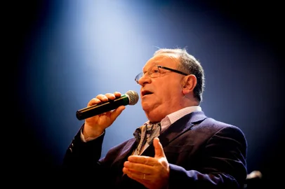 O narrador e cantor Pedro Ernesto Denardin apresentará o espetáculo 45 Anos de Alegria.<!-- NICAID(13048980) -->