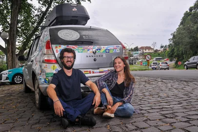 BENTO GONÇALVES, RS, BRASIL, 18/10/2023. Casal aventureiro viajante que passou mais de 800 dias viajando em um Sandero 1.0 por todo o Brasil. João Paulo Mileski e Carina Furlanetto. (Neimar De Cesero/Agência RBS)Indexador: NEIMAR DE CESERO<!-- NICAID(15573421) -->