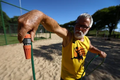 Bruno Todeschini / Agencia RBS PORTO ALEGRE, RS, BRASIL, 04-12-2025: Frequentadores do Parque Marinha do Brasil reclamam da falta de água nas torneiras e chuveiros instalados próximo às quadras de areia. Na foto, Roberto Maineri, 63 anos, aposentado. Foto: Bruno Todeschini/Agência RBS.<!-- NICAID(16181495) -->