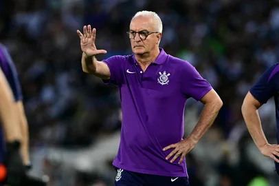 coach Dorival Jr shouts instructions to his players from the touchline during the Brazil Cup second leg final football match between Vasco da Gama and Corinthians at the Maracana stadium in Rio de Janeiro, Brazil on December 21, 2025. (Photo by Pablo PORCIUNCULA / AFP)Editoria: SPOLocal: Rio de JaneiroIndexador: PABLO PORCIUNCULASecao: soccerFonte: AFPFotógrafo: STF<!-- NICAID(16191515) -->