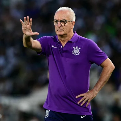 coach Dorival Jr shouts instructions to his players from the touchline during the Brazil Cup second leg final football match between Vasco da Gama and Corinthians at the Maracana stadium in Rio de Janeiro, Brazil on December 21, 2025. (Photo by Pablo PORCIUNCULA / AFP)Editoria: SPOLocal: Rio de JaneiroIndexador: PABLO PORCIUNCULASecao: soccerFonte: AFPFotógrafo: STF<!-- NICAID(16191515) -->