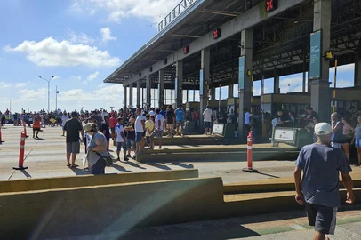 Insatisfeitos com limitação da pesca da tainha na Lagoa dos Patos, centenas de pescadores de São Lourenço do Sul, Pelotas, Rio Grande e São José do Norte bloquearam a praça de pedágio de do Capão Seco, na BR-392, por volta das 9h35min nesta quarta-feira (5).<!-- NICAID(15988979) -->