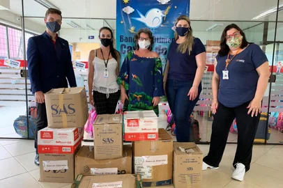 Equipe da rede Caminho do Saber entrega doação de alimentos para Banco de Alimentos de Caxias do Sul. <!-- NICAID(14706866) -->