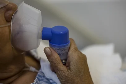PORTO ALEGRE, RS, BRASIL - 2025.05.16 - Porto Alegre decreta situação de emergência em saúde pública por casos respiratórios. Porto Alegre decreta situação de emergência em saúde pública por casos respiratórios. Medida foi autorizada por 90 dias e ocorre junto ao cenário de superlotação.  Prefeitura afirma risco de desassistência. (Foto: André Ávila/ Agência RBS)Indexador: Andre Avila<!-- NICAID(16039141) -->