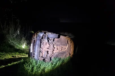 Homem morre após capotar carro na RS-342 em Três de Maio<!-- NICAID(16103388) -->