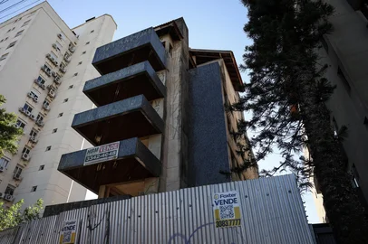 PORTO ALEGRE, RS, BRASIL, 23-06-2025: PRÉDIO INACABADO NO BAIRRO HIGIENÓPOLIS. Um prédio inacabado desde 2000, localizado na rua General Couto de Magalhães, número 860, no bairro Higienópolis. Segundo moradores da rua, o prédio já foi invadido e sofreu vandalismo. Foto: Duda Fortes/Agencia RBS<!-- NICAID(16065515) -->