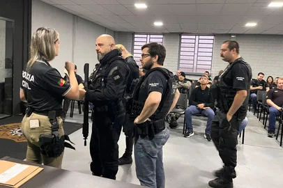 Três pessoas foram presas em uma operação policial contra venda ilegal de armas e animais silvestres. A polícia identificou um grupo de WhatsApp que servia como um ponto de compra e venda desses materiais.<!-- NICAID(16165653) -->