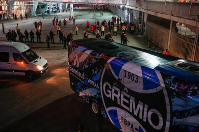 Porto Alegre, RS, Brasil, 26-02-2022: Ônibus do Grêmio deixa o Beira-rio.Foto: Marco Favero / Agência RBS<!-- NICAID(15028178) -->