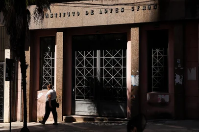 Precarização na infraestrutura: poblemas de infiltração, vazamentos quando chove, e problemas na parte elétrica. Como estão as condições das escolas/faculdades de artes de Porto Alegre. Indexador: DF<!-- NICAID(15984970) -->