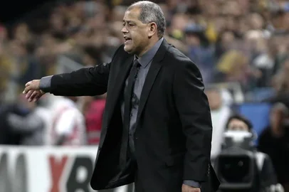 Paraguay's coach Francisco Arce gestures during their 2018 FIFA World Cup qualifier football match against Brazil in Sao Paulo, Brazil on March 28, 2017. / AFP PHOTO / Miguel SCHINCARIOLEditoria: SPOLocal: Sao PauloIndexador: MIGUEL SCHINCARIOLSecao: soccerFonte: AFPFotógrafo: STR