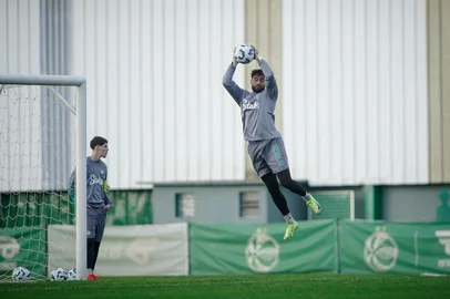 Goleiro Gustavo durante treinamento no CT Alviverde.<!-- NICAID(16077982) -->