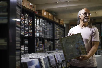 PORTO ALEGRE, RS, BRASIL, 05-02-2026:  Perfil do Getúlio Costa, famoso tanto por seu conhecimento musical enciclopédico quanto por seu mau humor. Ele é proprietário da Boca do Disco, loja que funciona há mais de 30 anos no centro de Porto Alegre. Fotos: Duda Fortes/Agencia RBS<!-- NICAID(16219413) -->