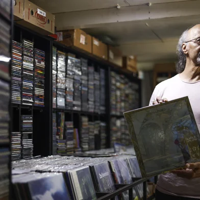 PORTO ALEGRE, RS, BRASIL, 05-02-2026:  Perfil do Getúlio Costa, famoso tanto por seu conhecimento musical enciclopédico quanto por seu mau humor. Ele é proprietário da Boca do Disco, loja que funciona há mais de 30 anos no centro de Porto Alegre. Fotos: Duda Fortes/Agencia RBS<!-- NICAID(16219413) -->