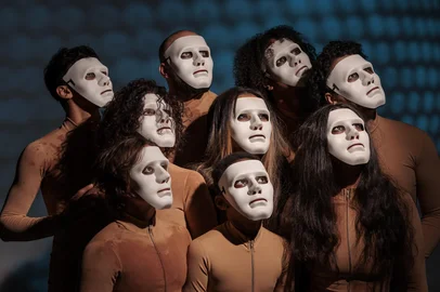 O Grupo Tholl está na reta final dos ensaios de seu novo espetáculo, Lendas do Sul, encomendado pela equipe do Multipalco Eva Sopher para compor a programação de inauguração do Teatro Simões Lopes Neto. A montagem, que estreia com apresentações nos dias 9 e 10 de maio, às 20h, é uma homenagem ao autor pelotense que deu nome ao mais novo teatro da capital gaúcha, e traz uma adaptação para os palcos de três lendas recolhidas pelo escritor:  M'Boitatá, A Salamanca do Jarau e O Negrinho do Pastoreio.<!-- NICAID(16027279) -->