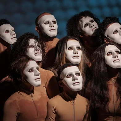 O Grupo Tholl está na reta final dos ensaios de seu novo espetáculo, Lendas do Sul, encomendado pela equipe do Multipalco Eva Sopher para compor a programação de inauguração do Teatro Simões Lopes Neto. A montagem, que estreia com apresentações nos dias 9 e 10 de maio, às 20h, é uma homenagem ao autor pelotense que deu nome ao mais novo teatro da capital gaúcha, e traz uma adaptação para os palcos de três lendas recolhidas pelo escritor:  M'Boitatá, A Salamanca do Jarau e O Negrinho do Pastoreio.<!-- NICAID(16027279) -->