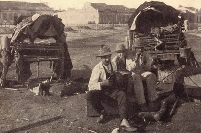 Carreteiros na várzea da Redenção, em Porto Alegre, em 1917<!-- NICAID(15957396) -->