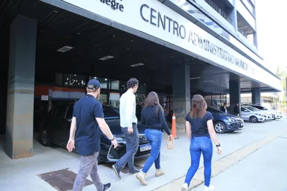 PORTO ALEGRE, RS, BRASIL, 12/11/2024- Terceira fase da operação capa dura: investigação sobre fraudes na SMED. Polícia Civil faz buscas e apreensões contra quatro pessoas; mandados são cumpridos em residências, na prefeitura e na Procuradoria-Geral do Município. Foto: Ronaldo Bernardi / Agencia RBS<!-- NICAID(15912019) -->
