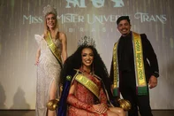 PORTO ALEGRE, RS, BRASIL, 27-08-2025: Concurso Miss e Mister Universe Trans Brasil, no Teatro Unisinos, em Porto Alegre, celebra a diversidade e a representatividade da comunidade transgenero. Miss categoria Ladies, Alessandra Teixeira Primo (Alê Primo) - RS, Miss Universe Trans Brasil, Stephany Fonttine - AM, e Mister Universe Trans Brasil, Matheus Moraes Amaral - RS. Foto: Mateus Bruxel/Agencia RBSIndexador: MATEUS BRUXEL<!-- NICAID(16111637) -->