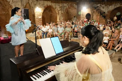 A flautista porto-alegrense Ana Carolina Bueno, à frente do projeto Vida de Flautista, foi convidada, ao lado da pianista Pamela Ramos, para representar o Brasil na Turquia com o espetáculo Elis Instrumental — segundo a organização, um fato histórico: as primeiras artistas brasileiras a tocar no país. A apresentação está marcada para o dia 15 de agosto, na histórica Torre Vermelha (Kızılkule), em Alanya.<!-- NICAID(16350329) -->