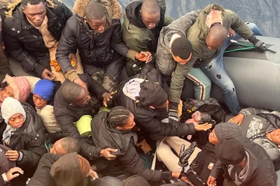 Um bebê nasceu em um bote de migrantes a caminho das Ilhas Canárias, na Espanha, no início desta semana, informou nesta quarta-feira (8) o serviço de resgate espanhol. As autoridades divulgaram uma fotografia impressionante mostrando o recém-nascido, sua mãe e dezenas de outros migrantes no barco lotado.<!-- NICAID(15949684) -->