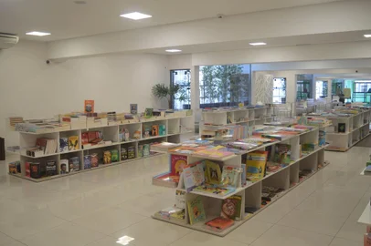 Terceira edição da Feira do Livro de Inverno, do Prataviera Shopping, inicia na próxima segunda-feira. A programação reúne atividades literárias, comercialização de livros e exposição de trabalhos.A partir da próxima segunda-feira, dia 22 de maio, o Prataviera Shopping realiza a terceira edição da Feira do Livro de Inverno, em Caxias do Sul. A programação, que segue até o dia 03 de junho, inclui a comercialização de obras, contações de histórias, oficinas literárias e exposição dos trabalhos. As atividades envolverão estudantes de escolas públicas e particulares do município.<!-- NICAID(15433047) -->