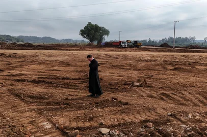 Jefferson Botega / Agencia RBS Cruzeiro do Sul, RS, Brasil - Matéria Especial de Um ano da Enchente no Vale do Taquari. Na imagem o Padre Ezequiel Perin as margens do Rio Taquari, em Passo de Estrela, Cruzeiro do Sul.<!-- NICAID(16022644) -->
