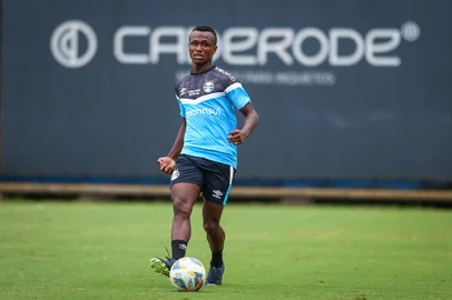 Treino GremioRS - FUTEBOL/ TREINO GREMIO 2024 - ESPORTES - Jogadores do Gremio realizam treino tÃ©cnico durante a tarde desta segunda-feira, no CT Luiz Carvalho, na preparaÃ§Ã£o para a partida valida pelo Campeonato Gaucho 2024. FOTO: LUCAS UEBEL/GREMIO FBPA. Nathan Fernandes Editoria: SPOLocal: Porto AlegreIndexador: Lucas UebelSecao: futebolFonte: Gremio.netFotógrafo: Treino Gremio<!-- NICAID(15668580) -->